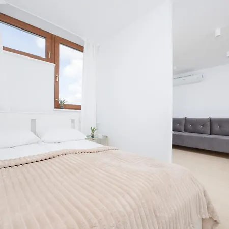 Capitol Bright In By Renters * Varsavia